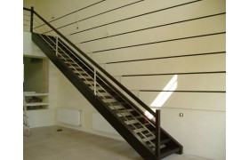 Прямая металлическая лестница